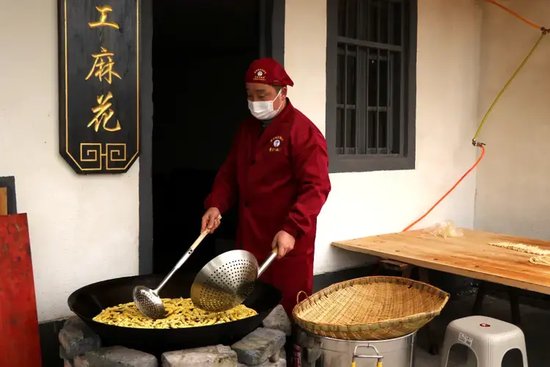 油炸麻花(曹芮铭摄)