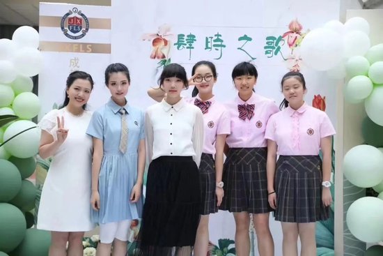 郑子嘉(左二)参加初中毕业典礼
