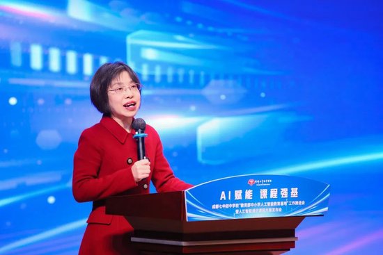 成都七中初中学校副校长朱文英主持活动