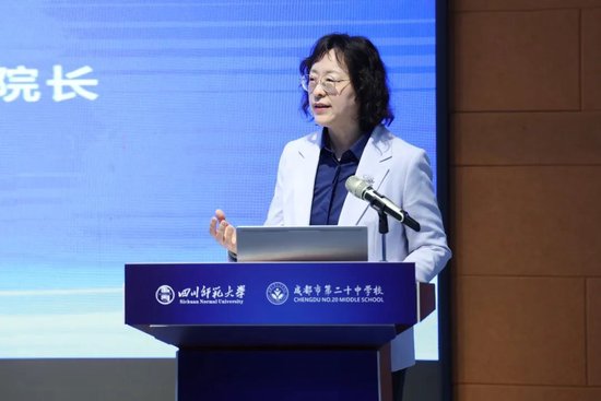 四川师范大学基础教育研究院执行院长靳彤