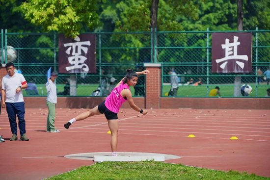 女子铅球冠军郑茜瑶在比赛中