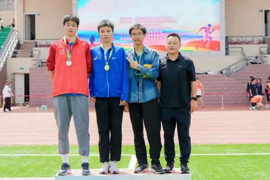 王华老师为高中男子跳高冠军陈铭轩颁奖