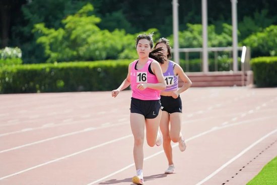 高中女子800米、1500米冠军陈琪帆在比赛中