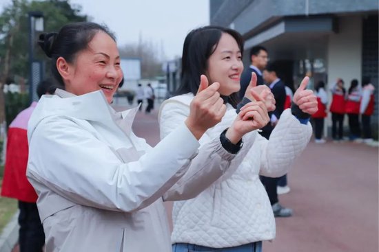特此报喜,共享荣光