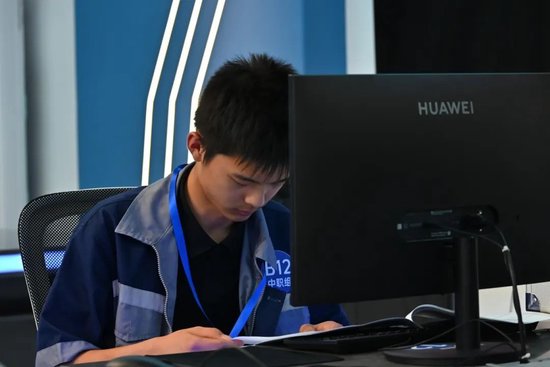参赛选手检查试卷