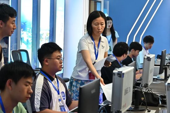 裁判员分发试卷