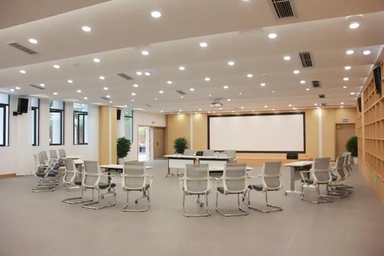 学校开放式图书馆