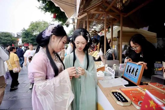 游客在特色小摊选购商品