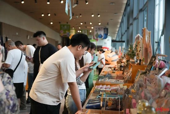 成都礼物门店内，游客选购产品