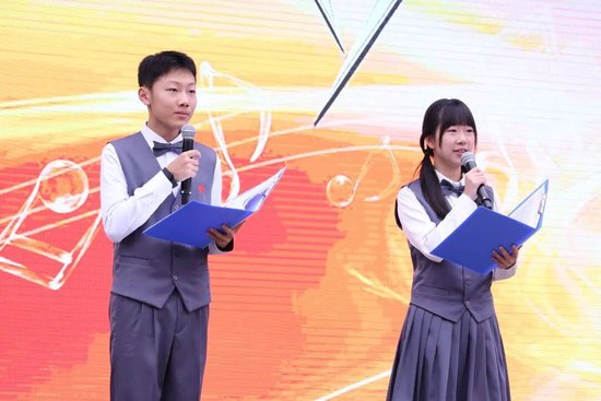 开幕式由高二10班张锦诚高一1班高云翼主持