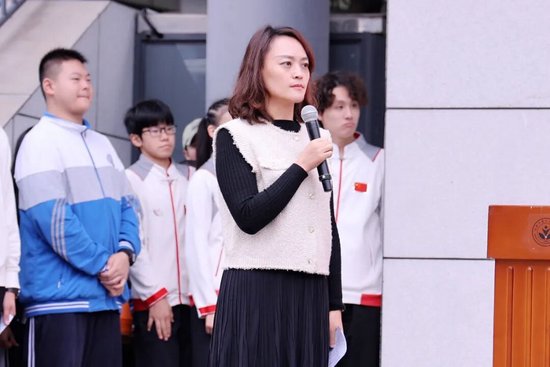 升旗仪式由德育处副主任杨笑含主持