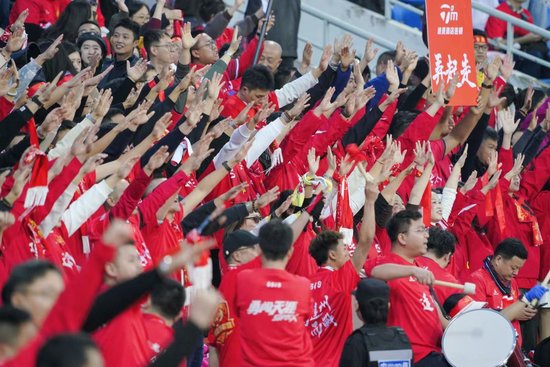 达州球迷呐喊助威    温仕卿/摄