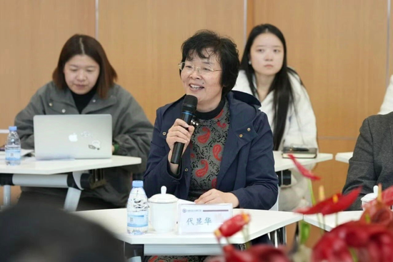  主持人：成都大学继续教育学院院长、硕士生导师代显华教授