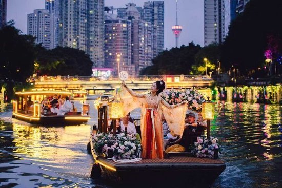 游客在体验夜游锦江项目。受访者供图