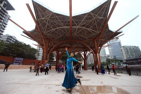 市民在锦江音乐广场跳舞健身。李冬 摄