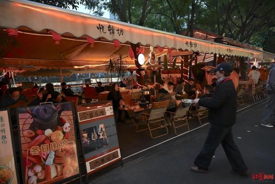 傍晚时分，望平街围炉煮茶区十分热闹