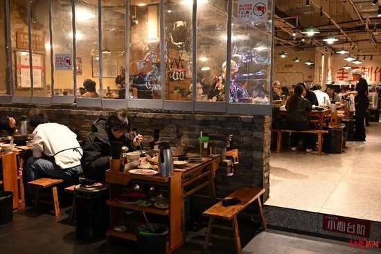 望平街一家火锅店堂食位置已坐满