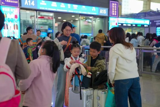 成都东站，秋假准备出游的亲子场景