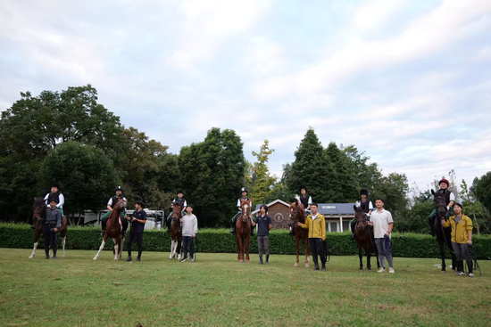 四川省教科院附属实验中学学生开展马术社团特色课程