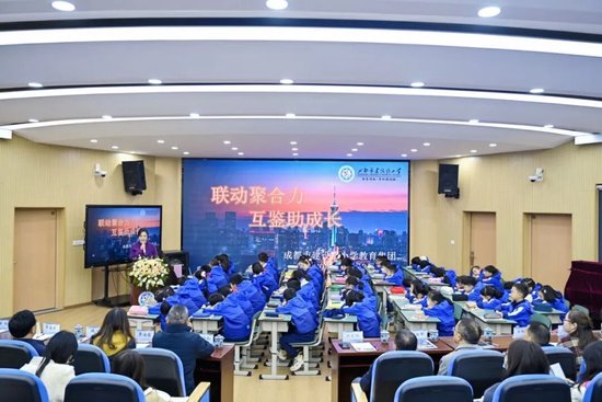 教导处余苗主任主持活动