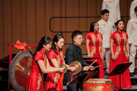 孙一鸣老师兼任乐器演奏员