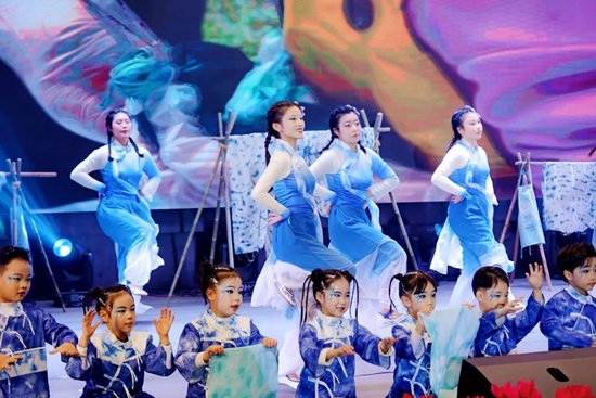 情景舞蹈：《染韵童趣・步步生花》