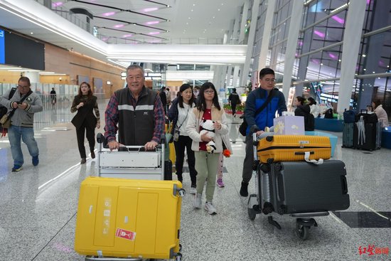 ▲（资料图）2026首个入境游旅行团到达天府机场