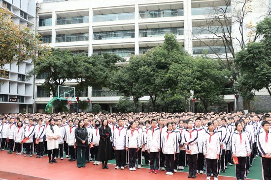 成都市七中育才学校（水井坊校区）师生认真听课