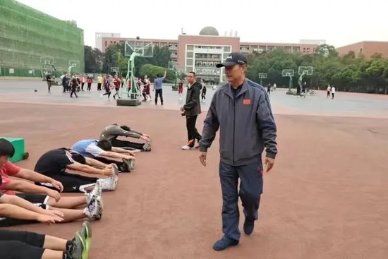 八一体工队李大校到校指导工作