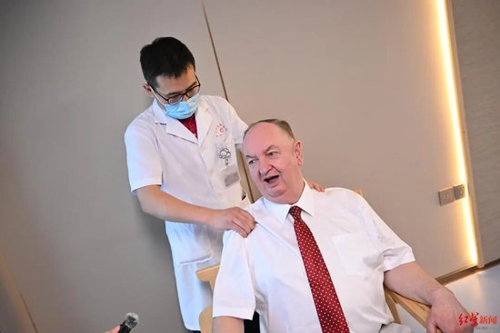 汤姆·奥利里体验中医推拿