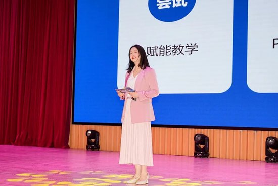 巡讲人：杨红