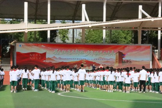 开学典礼全景，主背景“山河征途，少年同行”