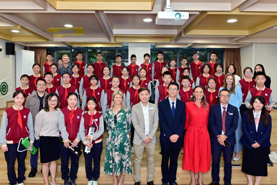 与音乐器乐课程学生合影