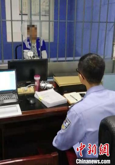 犯罪嫌疑人被警方控制。达川公安供图
