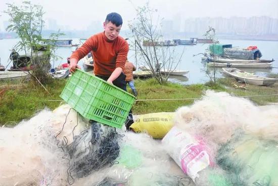 图片▲ 渔民收拾渔网