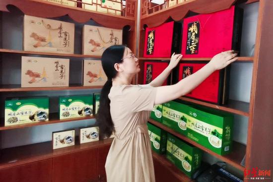 劉艷芬正在整理店鋪里的“峨眉三寶”商品