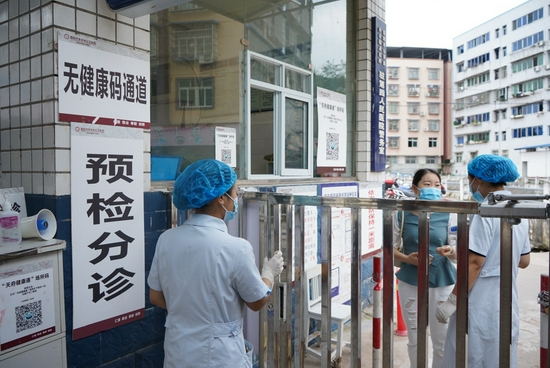 禾豐中心衛生院內,設有醫務人員通道、患者通道、發熱通道,設置規范,且標識醒目。魏馮 攝