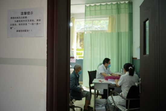 患者進入診室內,醫生也會再度詢問患者流行病學史、測量體溫等。魏馮 攝