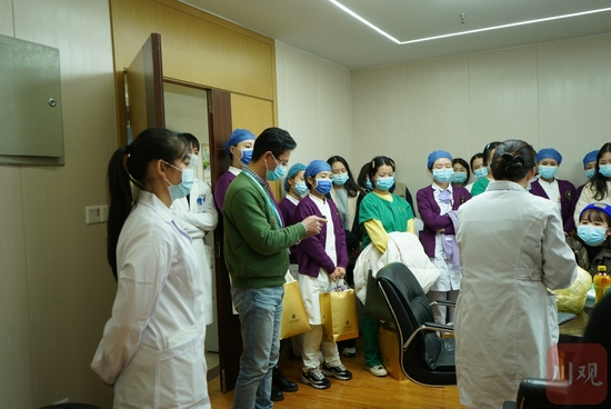 12點30分,劉思霞(圖左)開始盯民營機構核酸檢測培訓。魏馮攝。