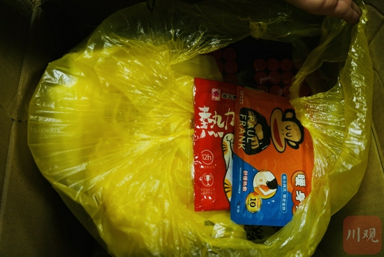 劉思霞為醫(yī)務(wù)人員準備的暖寶寶,擔(dān)心他們脫防護服時著涼。魏馮攝。