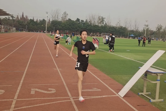 八年级19班柳思桐在女子乙组1500米比赛中获得全市第一名