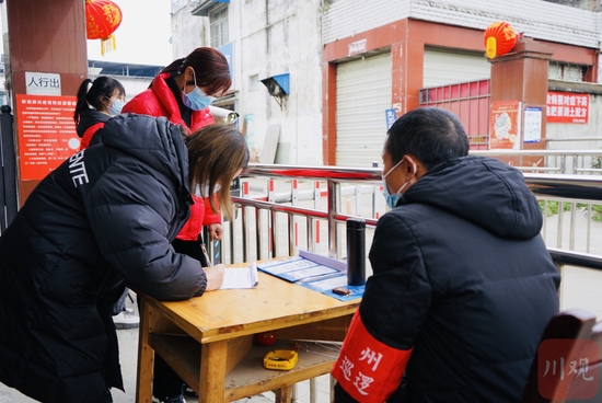 陌生人员进入小区登记。魏冯 摄