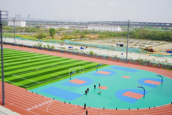 新建的操場。魏馮攝