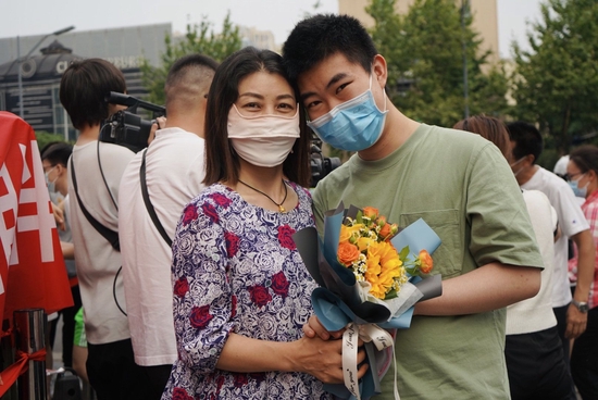 成都市第八中学外,考生牟科丞和母亲庆祝高考结束。魏冯 摄