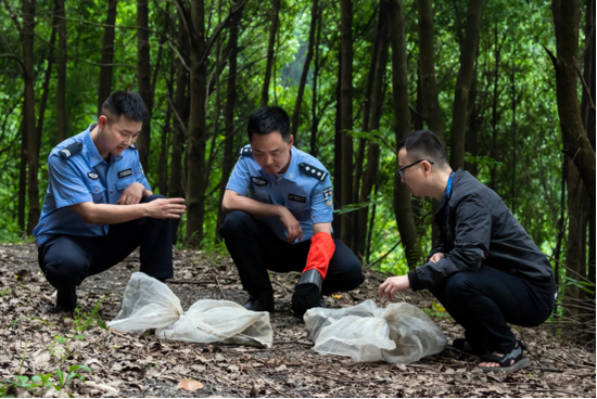 民警在进行调查。叙永县公安局供图