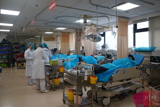 1月4日12时左右，急诊医学科的6张抢救病床上的患者都是老年人。魏冯 摄