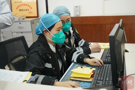 1月4日13时，急诊医学科的医护人员紧盯着“院前医疗急救指挥信息系统”上的呼救信息。魏冯 摄