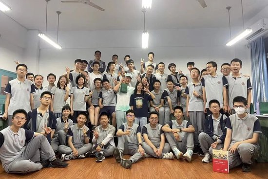 郑子嘉初中高中均就读于嘉祥锦江,此为其高中班级合影。
