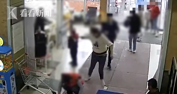 女子持刀冲入超市砍伤两人 家属称其有精神疾病