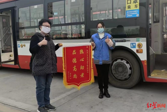 ↑市民賈志蓉為公交司機陳冰梅(右一)送來錦旗